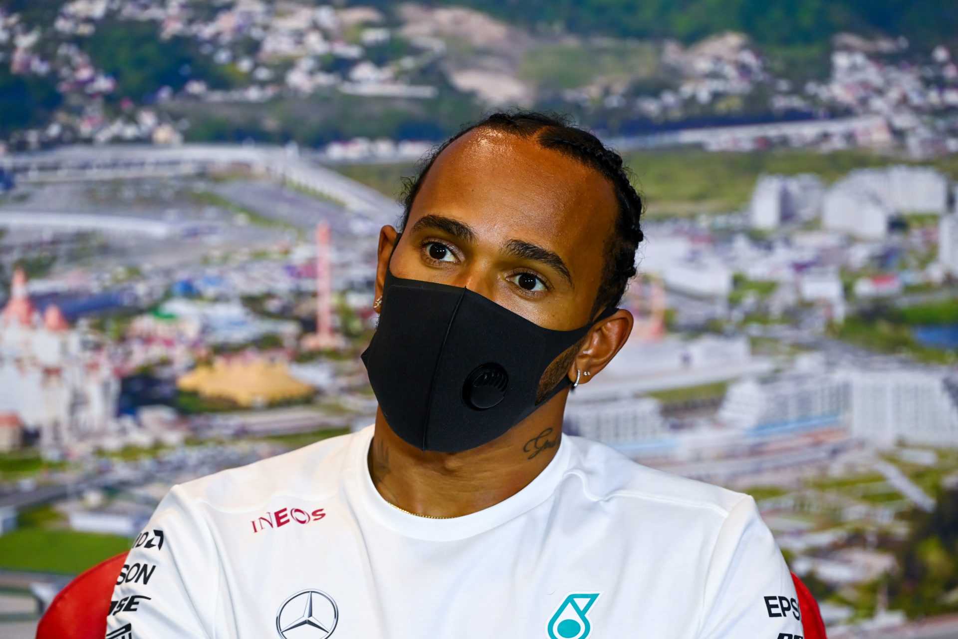 «Tout est vérifié à trois reprises» - Lewis Hamilton soupçonne que la sanction de la FIA était de maintenir «la course excitante»