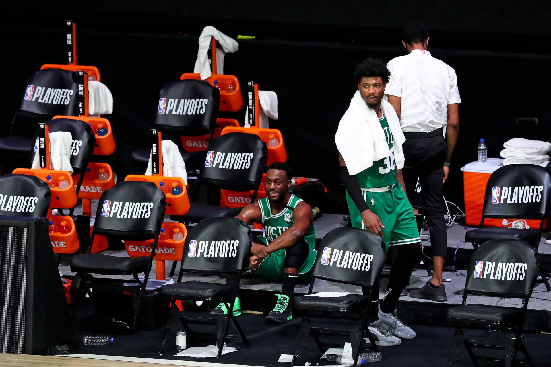 Boston Celtics Guards Marcus Smart et Kemba Walker sur le banc
