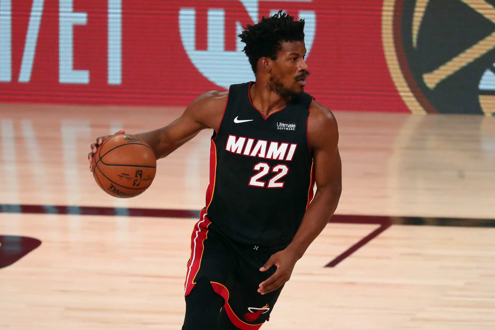 Miami Heat Star Jimmy Butler fait le point sur les blessures avant le deuxième match de la finale de la NBA contre les Lakers