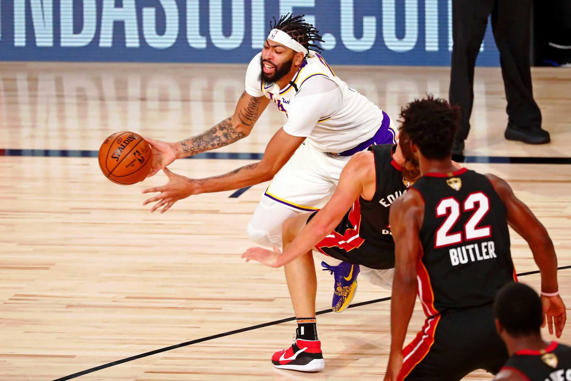 Anthony Davis des Lakers explique les raisons de sa performance médiocre lors du troisième match contre Miami Heat