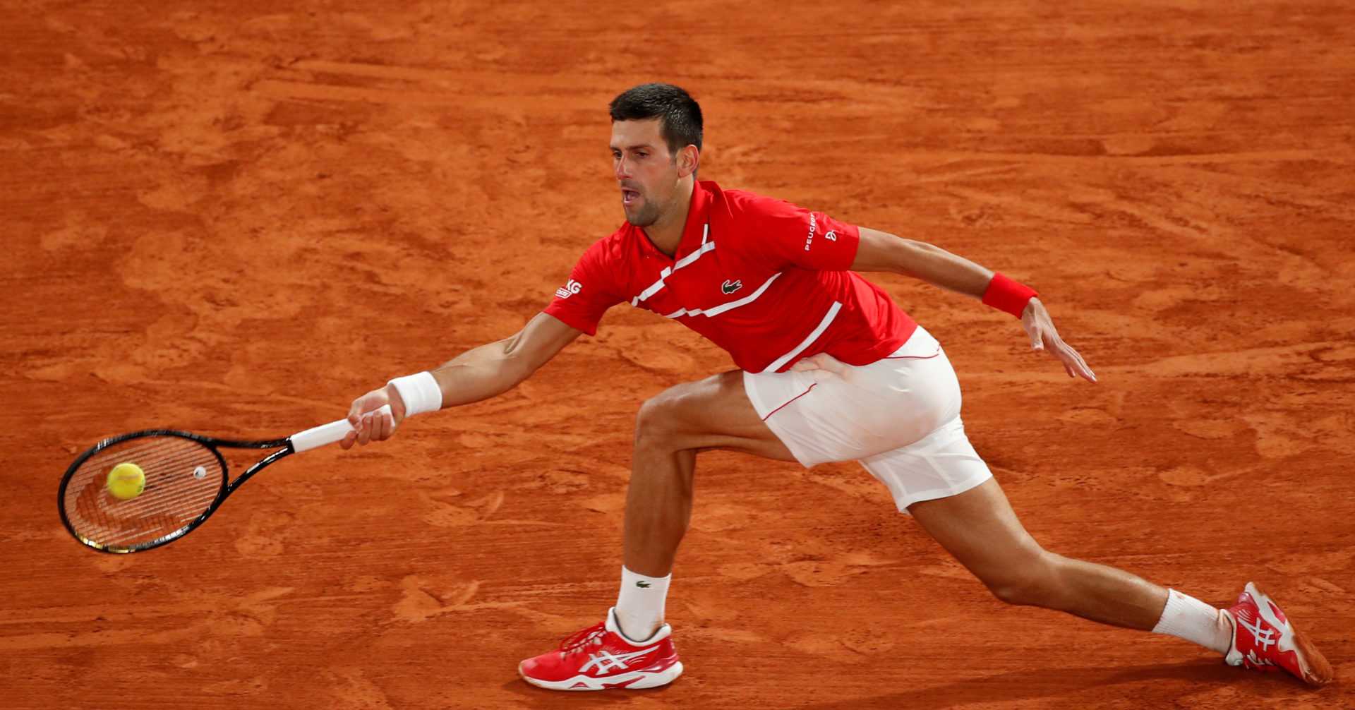 Novak Djokovic joue un coup à Roland-Garros 2020