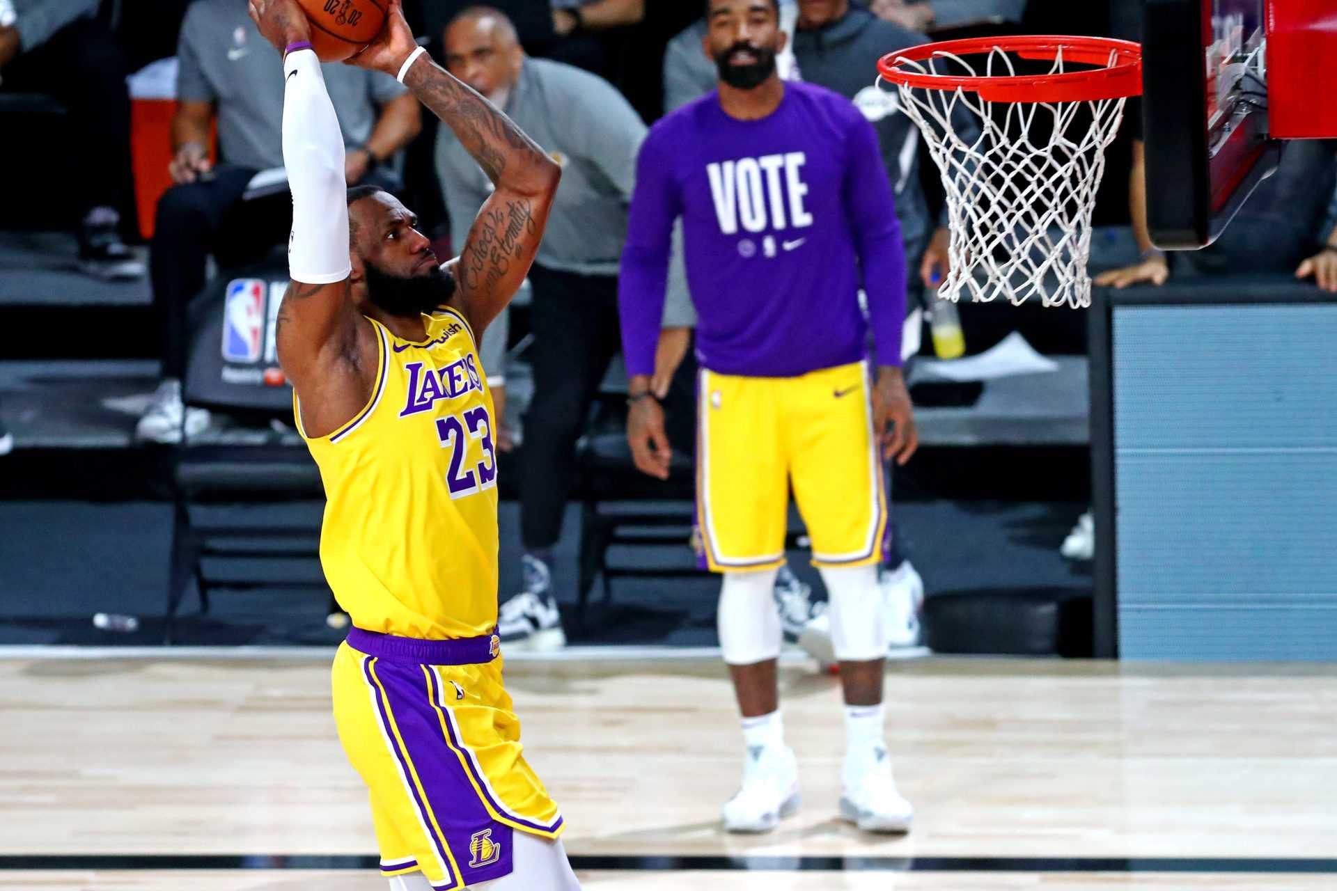 REGARDER: La star des Lakers, LeBron James, passe au bulldozer par la chaleur Rookie Tyler Herro pour un dunk agressif