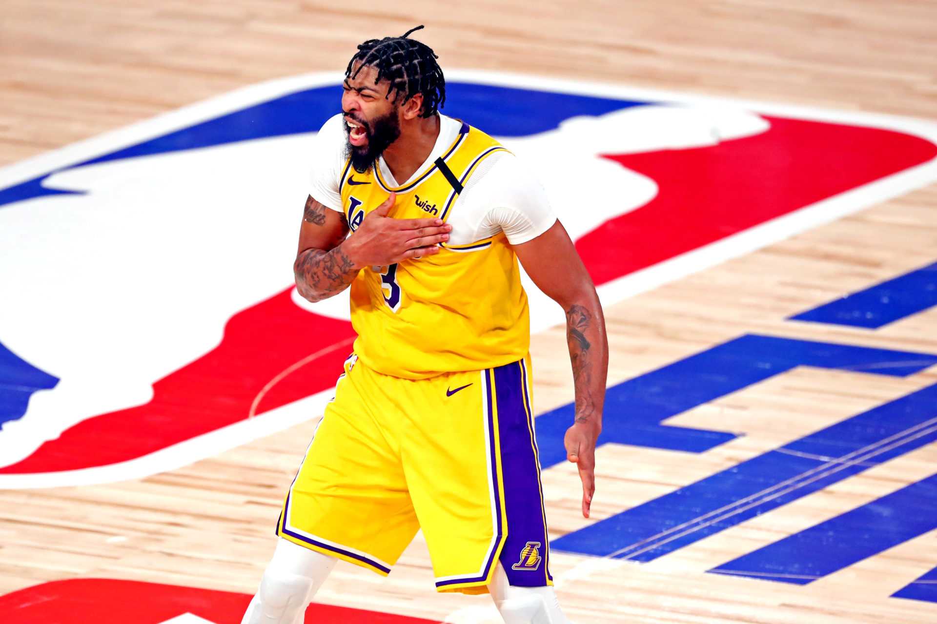 L'attaquant des Lakers Anthony Davis célèbre la finale de la NBA 2020