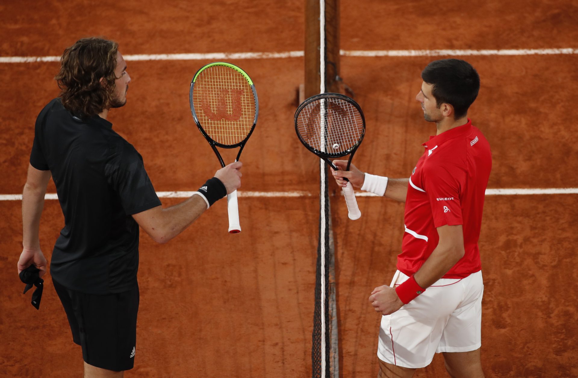 Stefanos Tsitsipas et Novak Djokovic se rencontrent au filet après leur demi-finale de Roland-Garros 2020