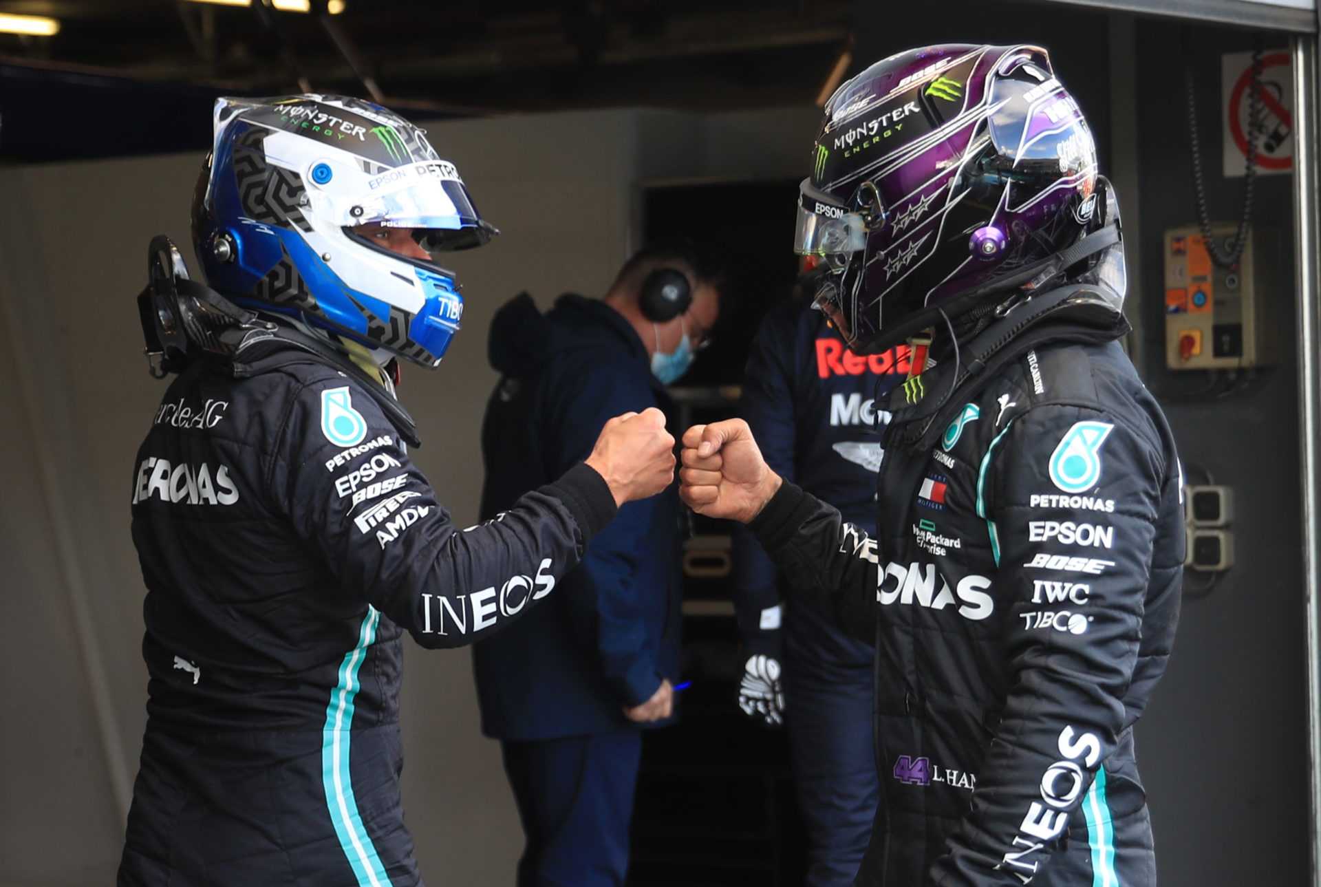 Lewis Hamilton et Valtteri Bottad se bousculent après que ce dernier ait pris la pole au Nürburgring