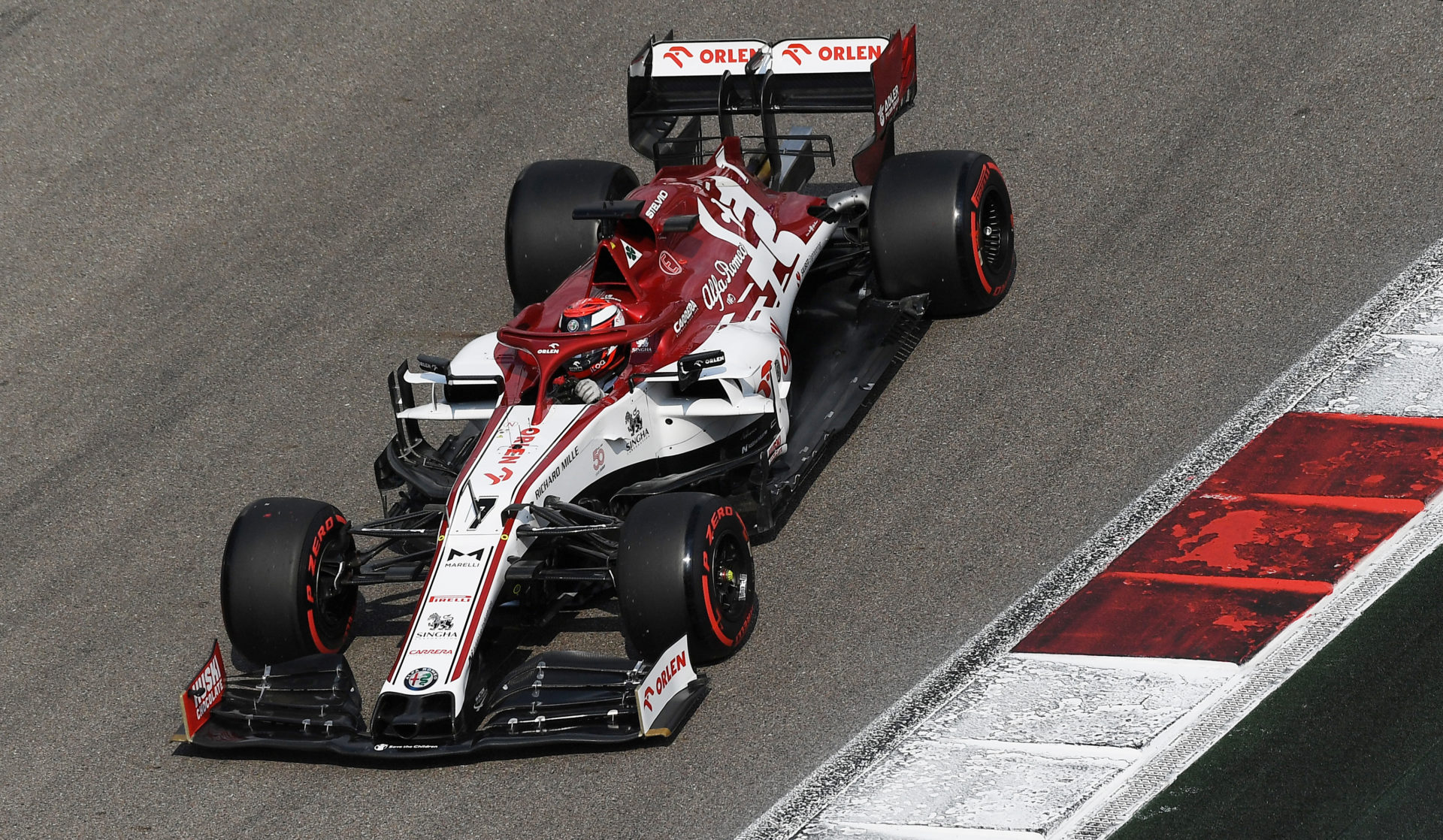 Kimi Raikkonen en course pour Alfa Romeo, sponsors en titre Alfa Romeo et ORLEN