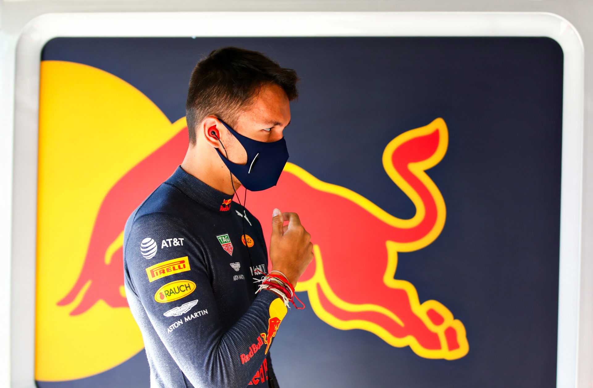 Alex Albon dans le garage Red Bull avant le GP Eifel