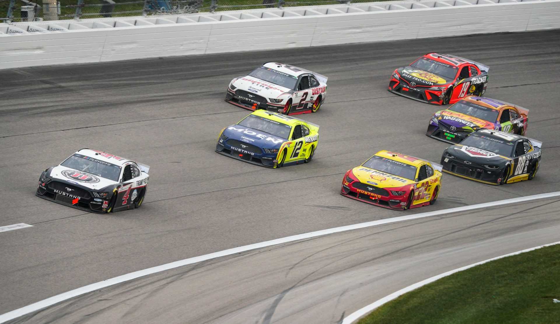 Kevin Harvick mène les autres pilotes lors de la course NASCAR Cup Series au Kansas Speedway