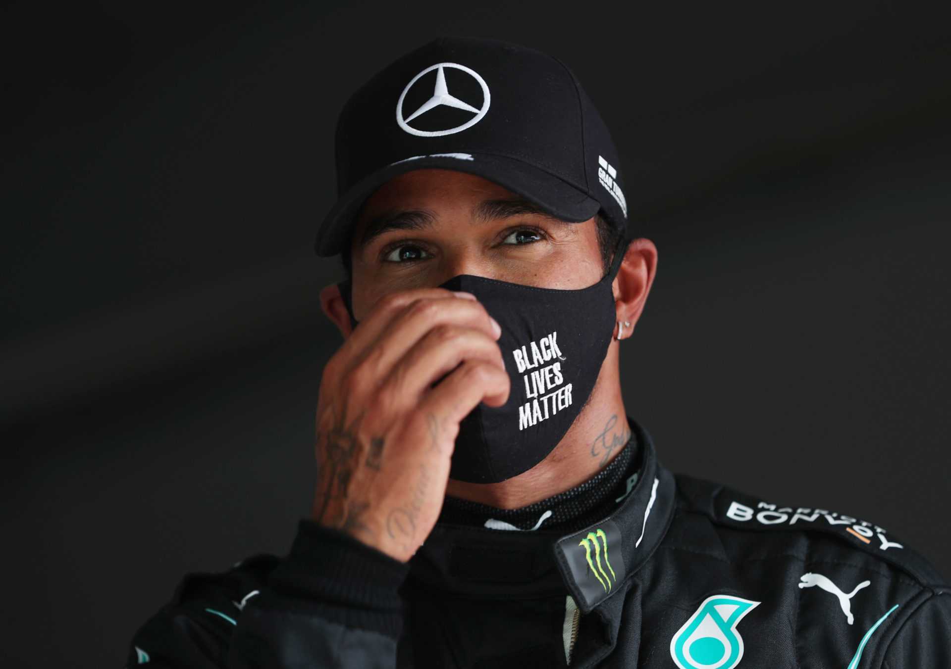 Lewis Hamilton fait une fouille sournoise dans la voiture de sécurité de F1 avant le Grand Prix du Portugal