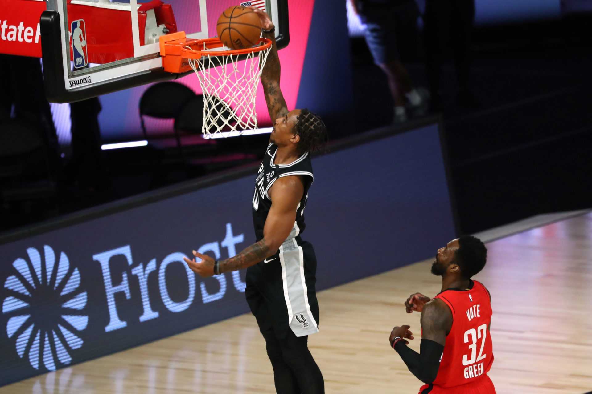 DeMar DeRozan # 10 des San Antonio Spurs dunks la balle devant Jeff Green # 32 des Houston Rockets pendant la première moitié d'un match de basket NBA à The Field House au ESPN Wide World Of Sports Complex le 11 août 2020