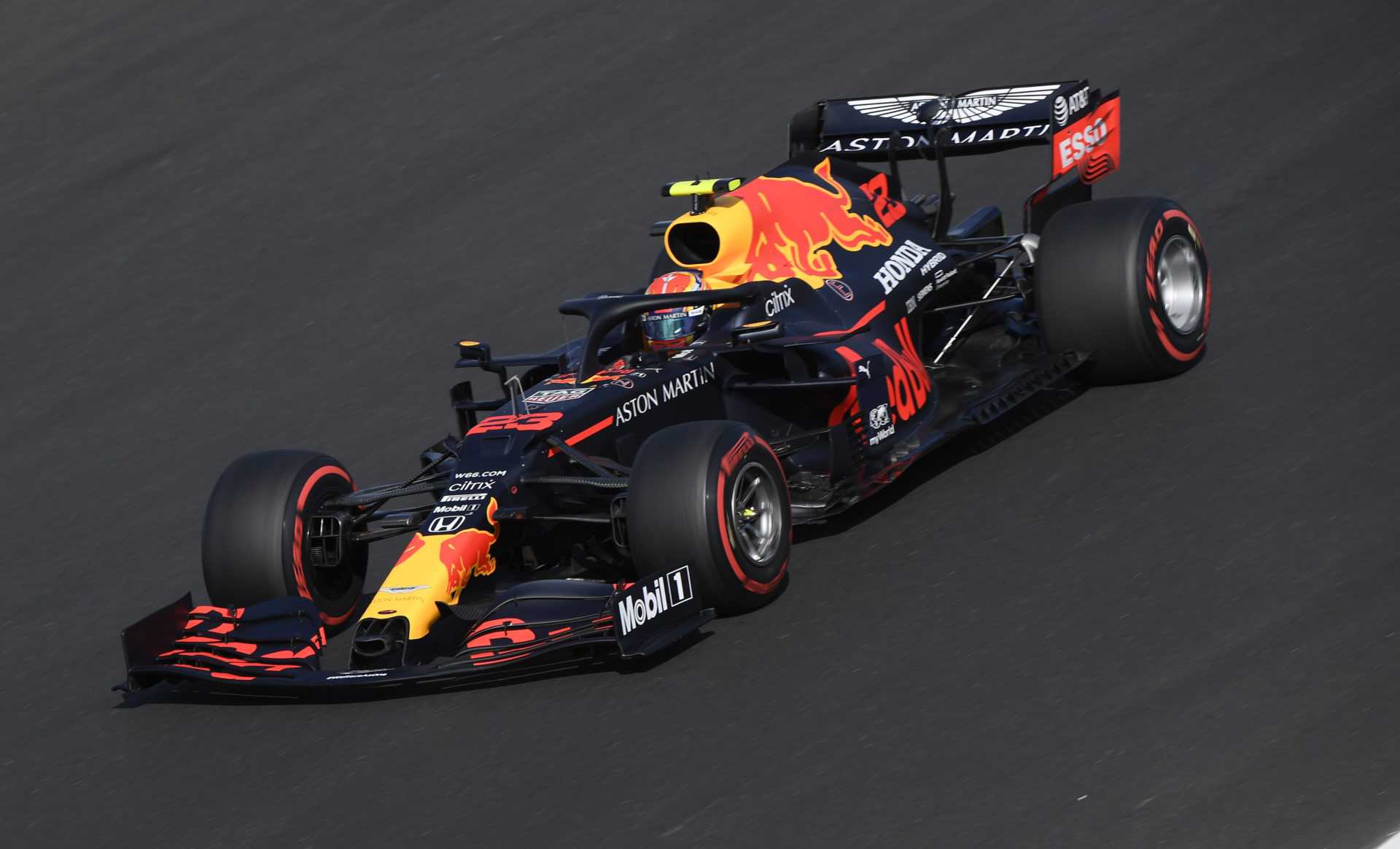 Pilote Red Bull Alex Albon en course dans les qualifications du GP du Portugal