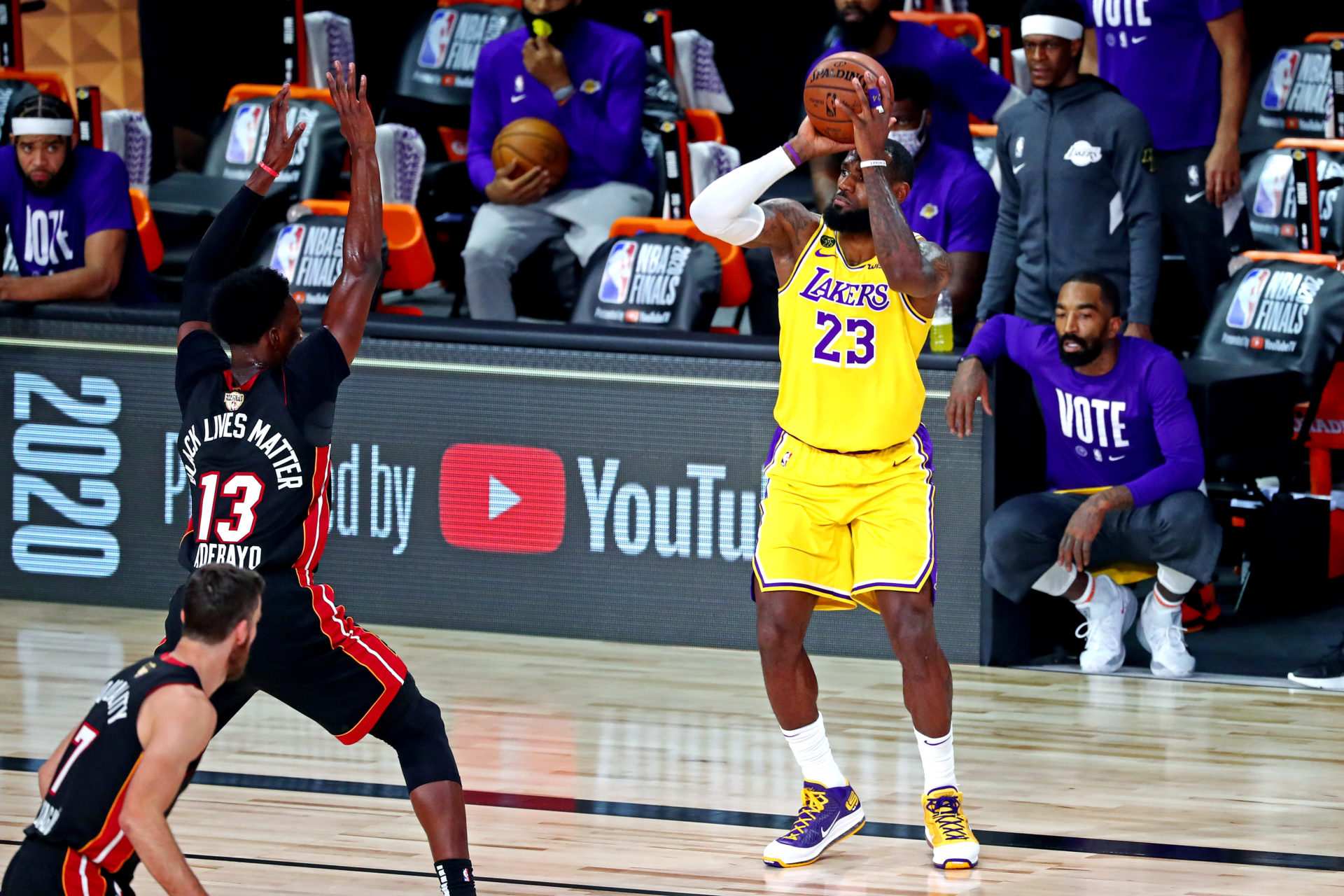 L'attaquant des Los Angeles Lakers LeBron James tire contre l'attaquant du Miami Heat Bam Adebayo