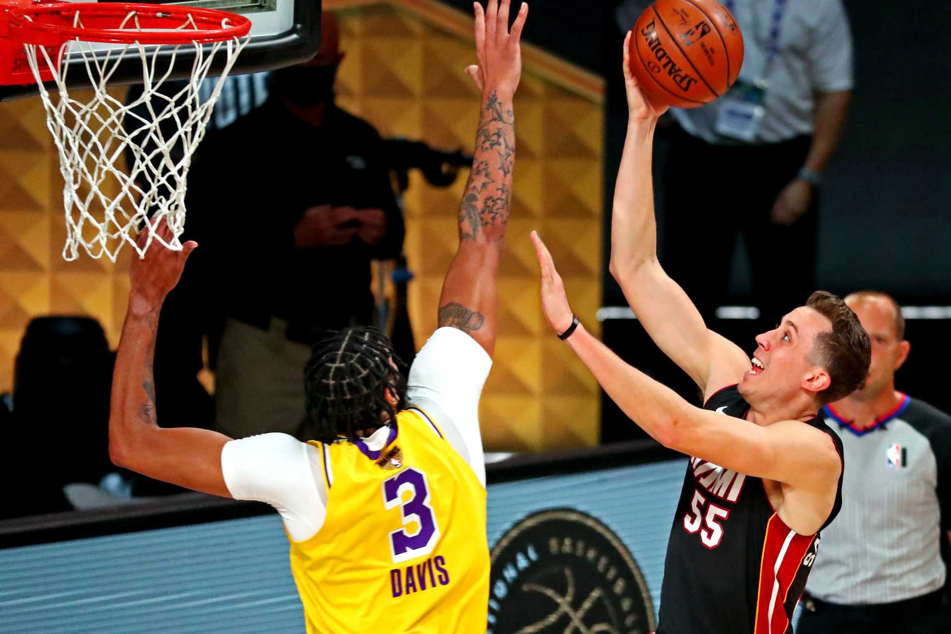 Miami Heat garde Duncan Robinson contre Anthony Davis des Lakers
