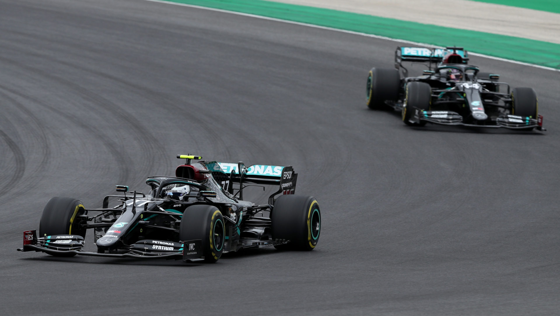 Les pilotes Mercedes Valtteri Bottas et Lewis Hamilton lors du GP du Portugal