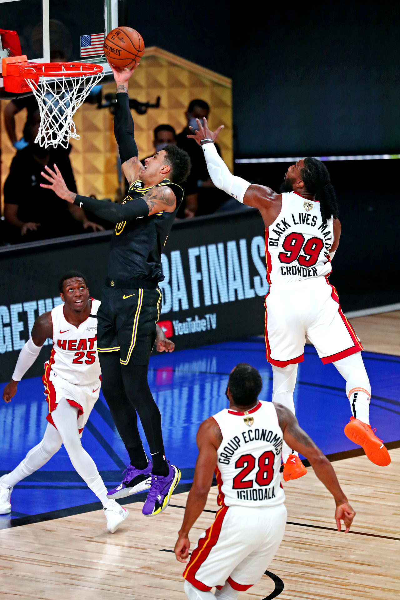 Kyle Kuzma tire le ballon contre l'attaquant de Miami Heat Jae Crowder lors du cinquième match de la finale de la NBA 2020