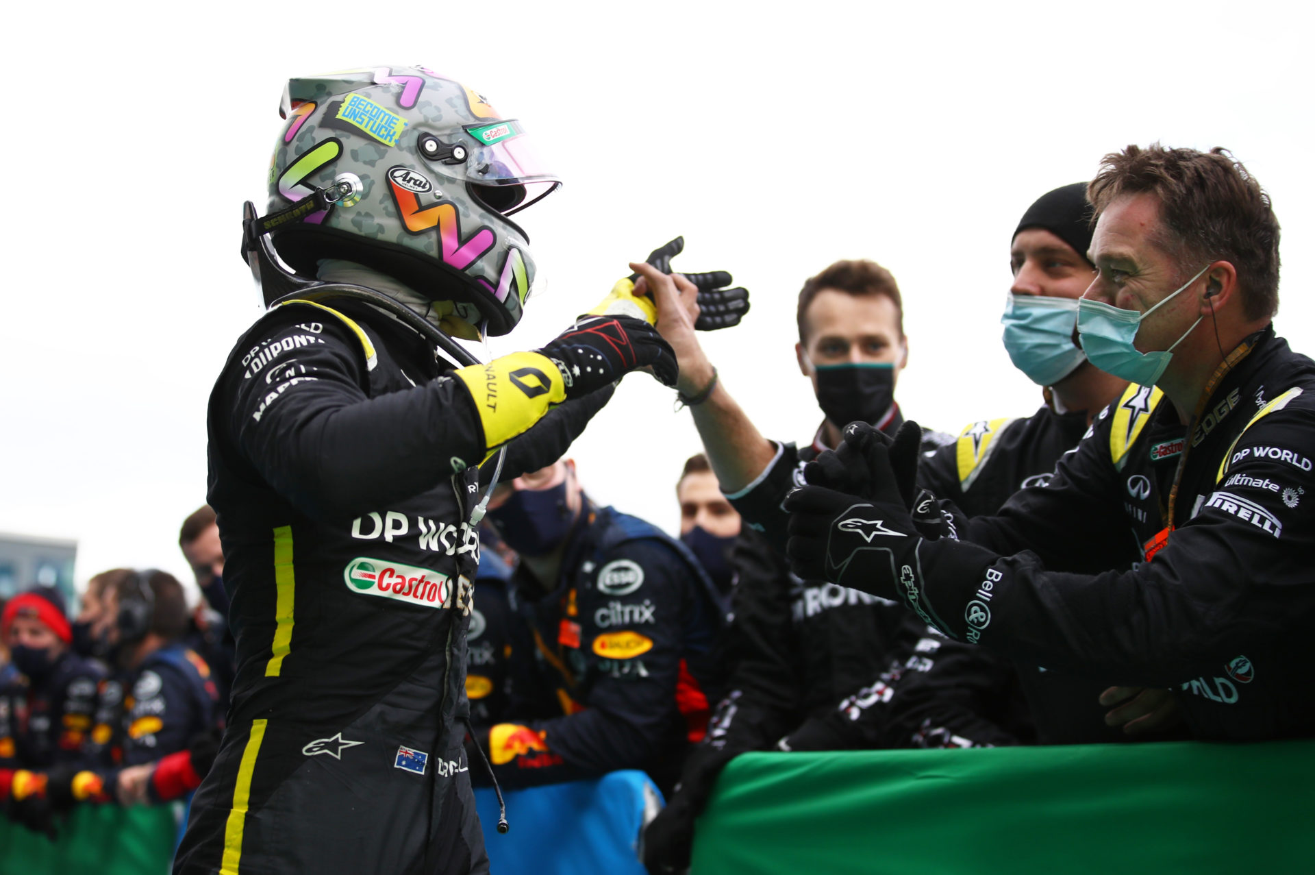 Daniel Ricciardo fête son podium avec son équipe Renault