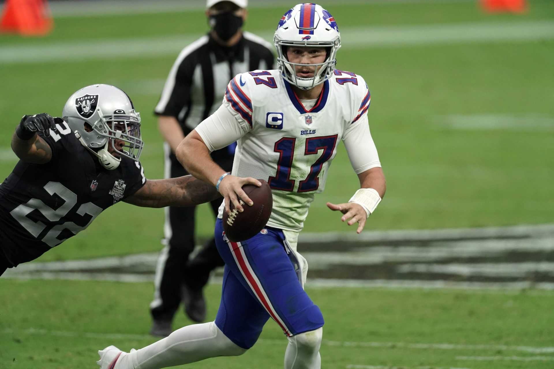 Le quart-arrière des Buffalo Bills Josh Allen tente de jouer contre les Raiders de Las Vegas lors de la quatrième semaine.