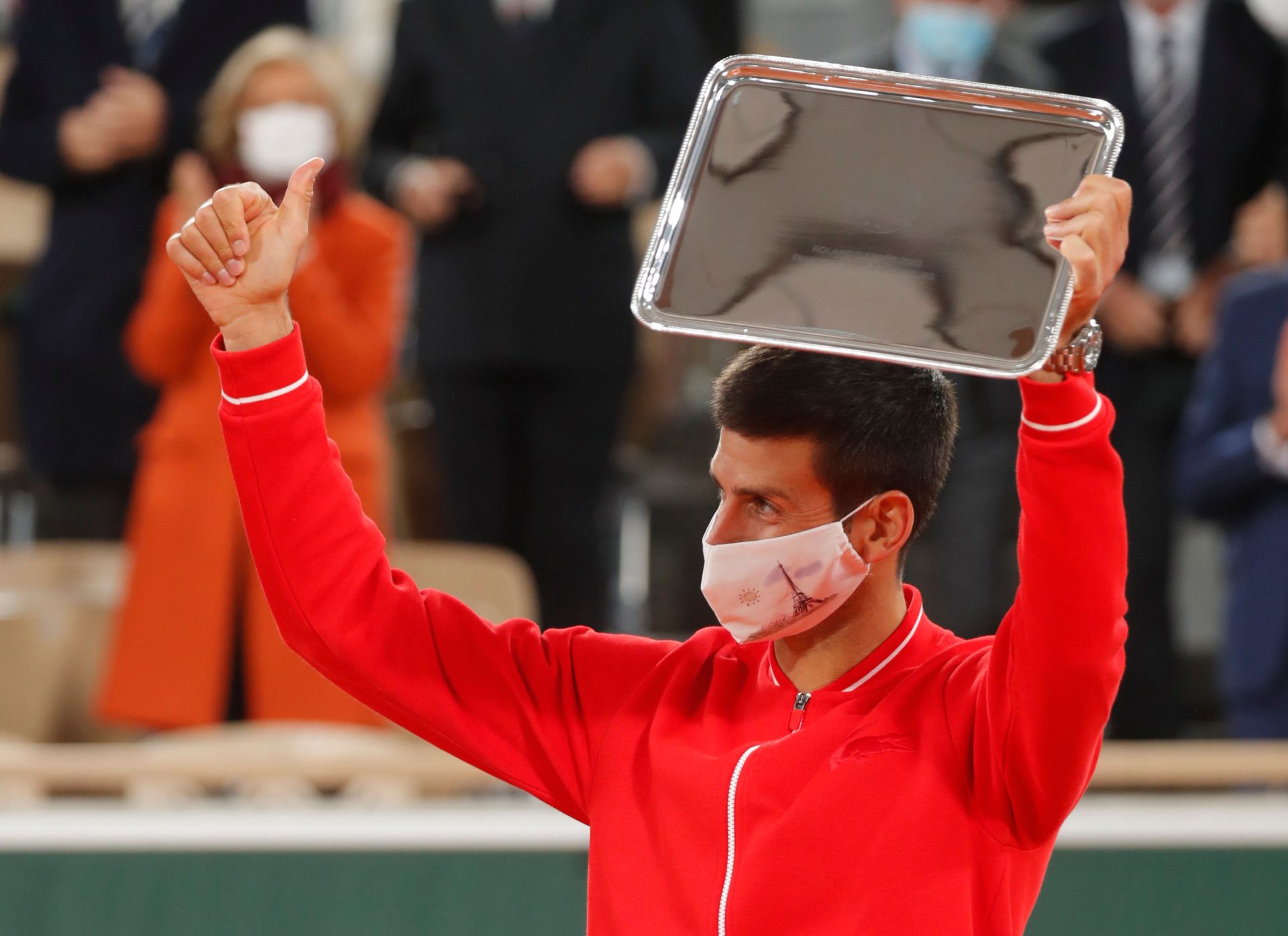 Novak Djokovic pose avec le deuxième trophée de Roland-Garros 2020