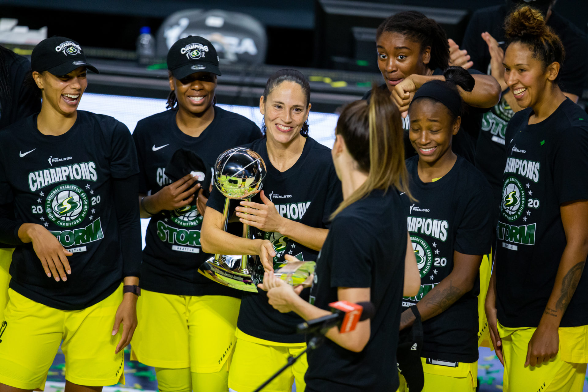 Seattle Storm célèbre après avoir remporté le titre WNBA 2020