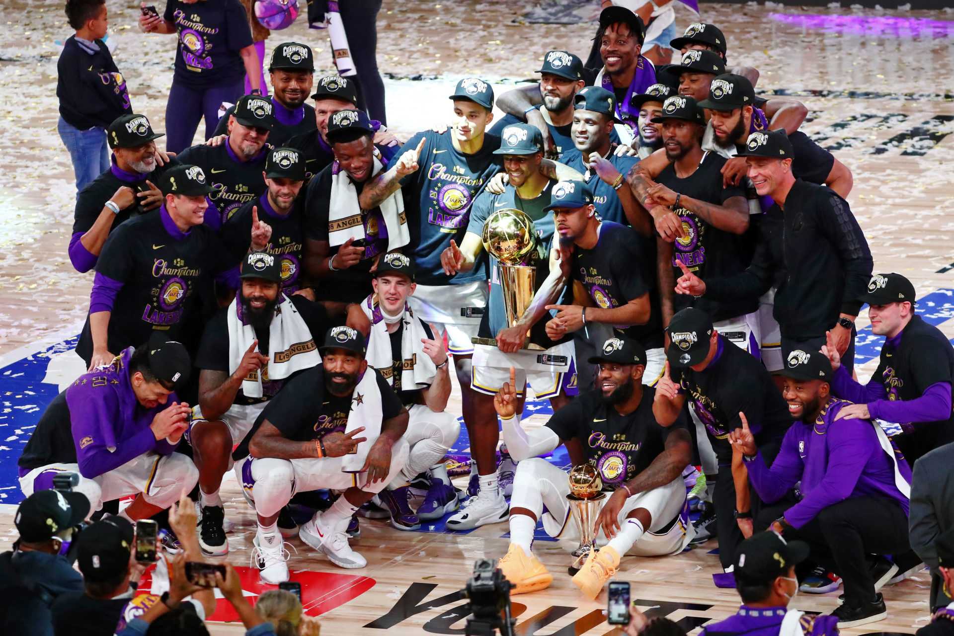 Les Lakers de Los Angeles posent avec le trophée après être devenus champions NBA 2020