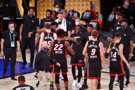 Jimmy Butler et Heat célèbrent la victoire du troisième match de la finale de la NBA contre les Lakers