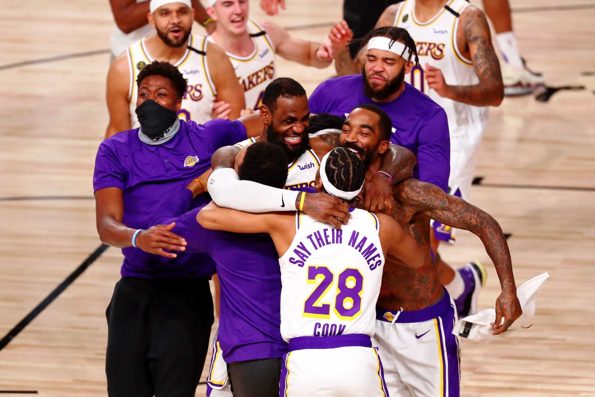 LeBron James s'excite avec ses coéquipiers après avoir remporté la finale de la NBA 2020
