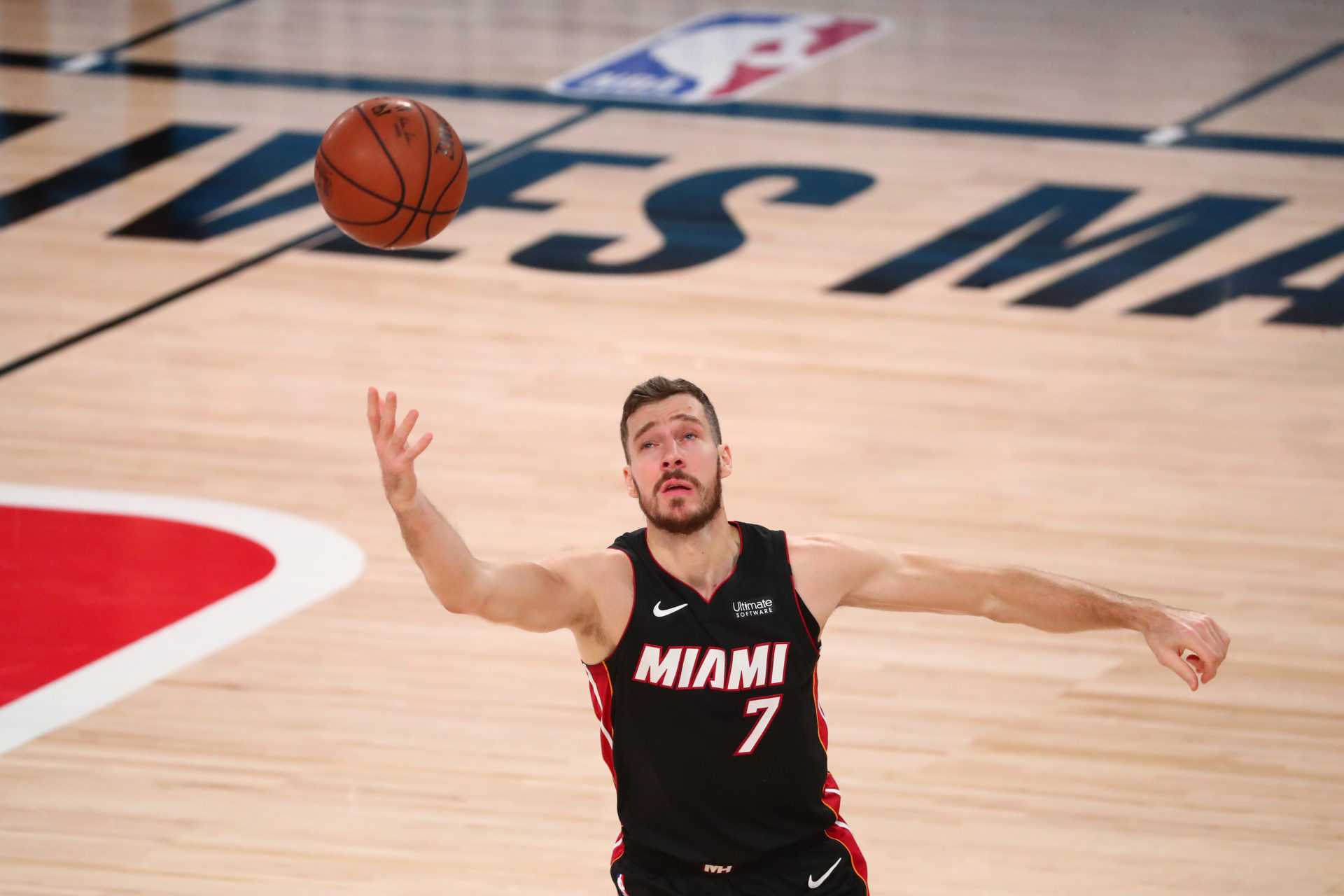 La star de Miami Heat, Goran Dragic, devient émotive d'avoir été exclue de la finale de la NBA