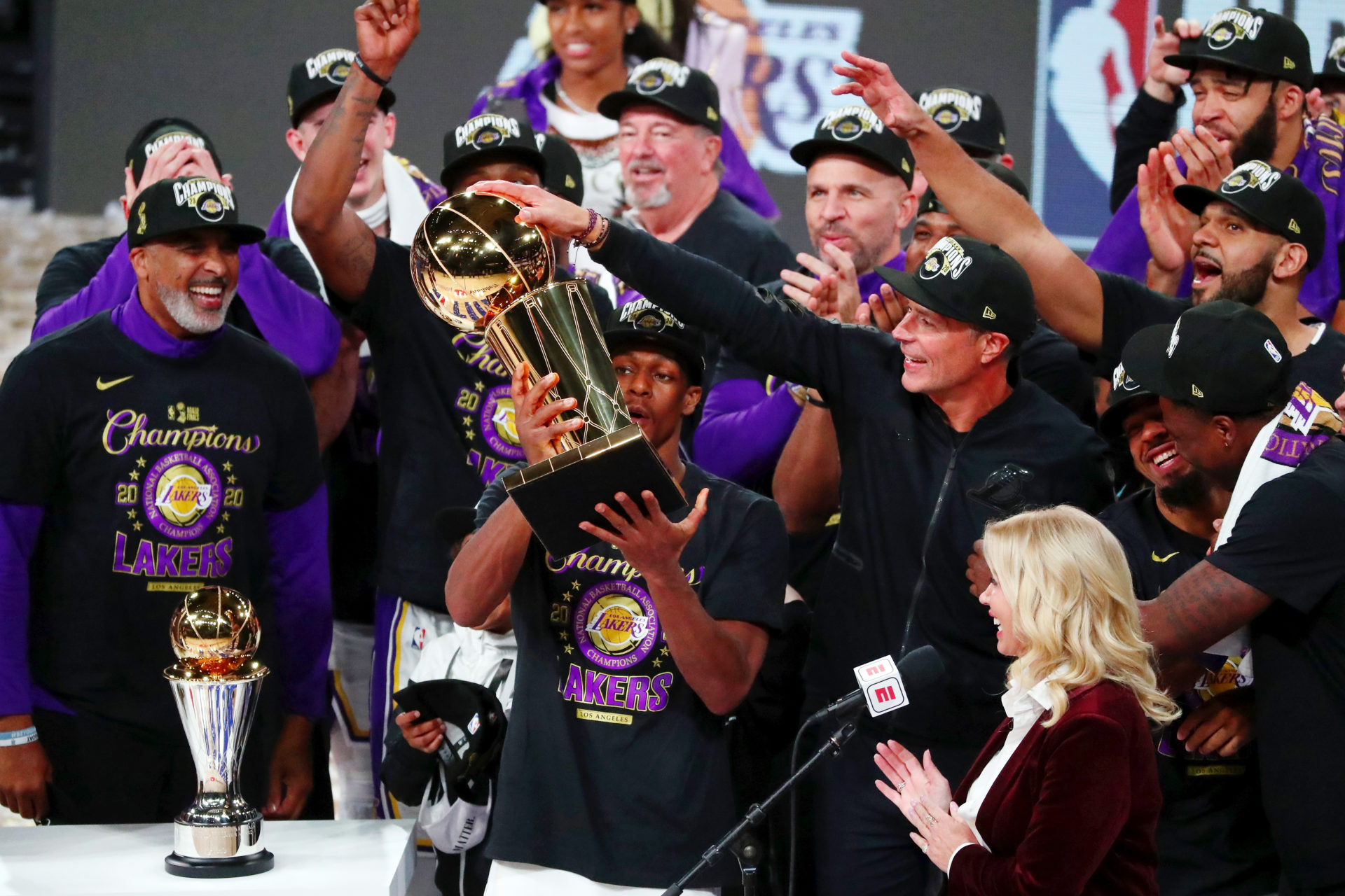 Los Angeles Lakers soulevant leur trophée de championnat