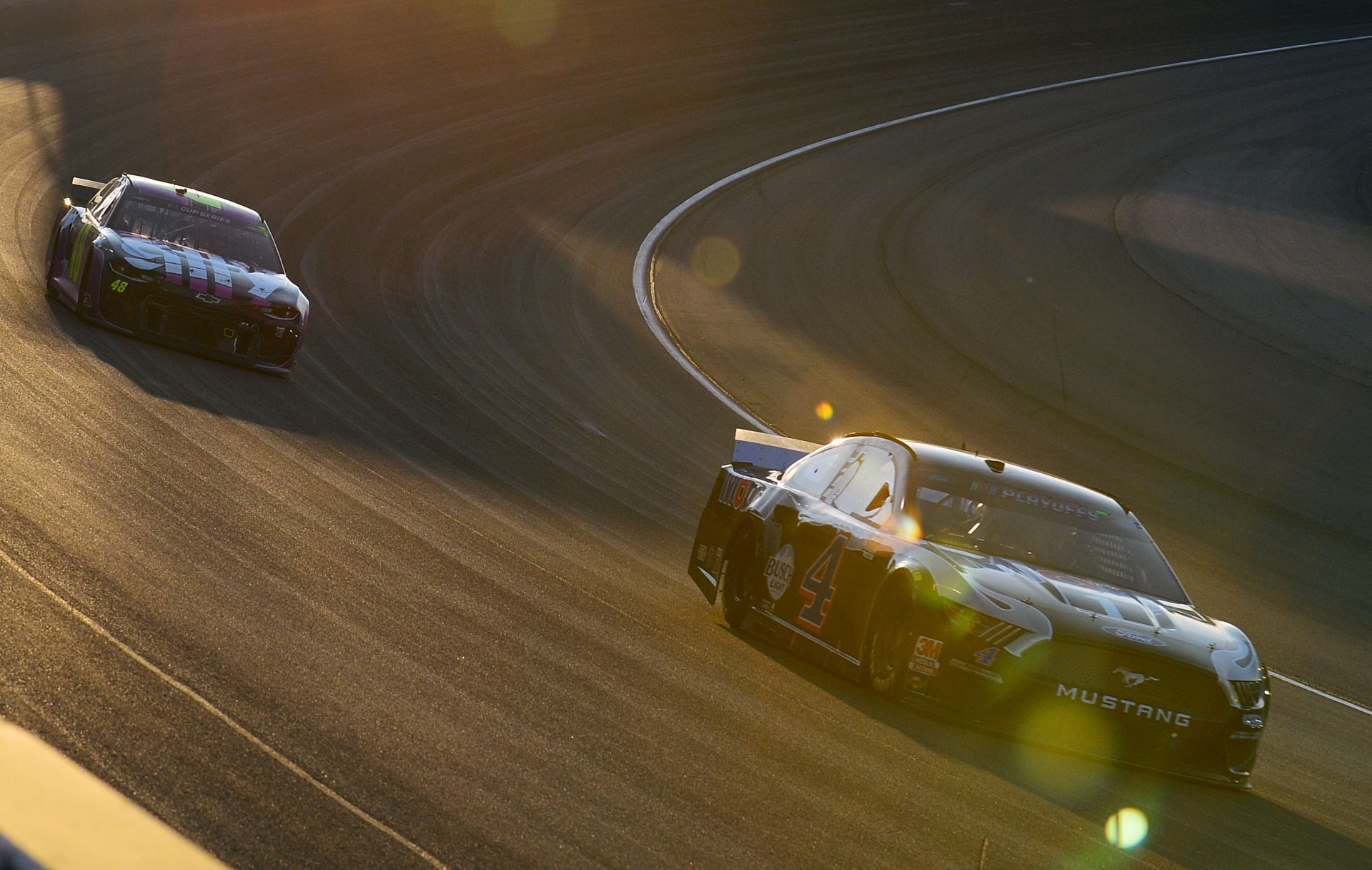 Jimmie Johnson et Kevin Harvick en action dans la série NASCAR Cup