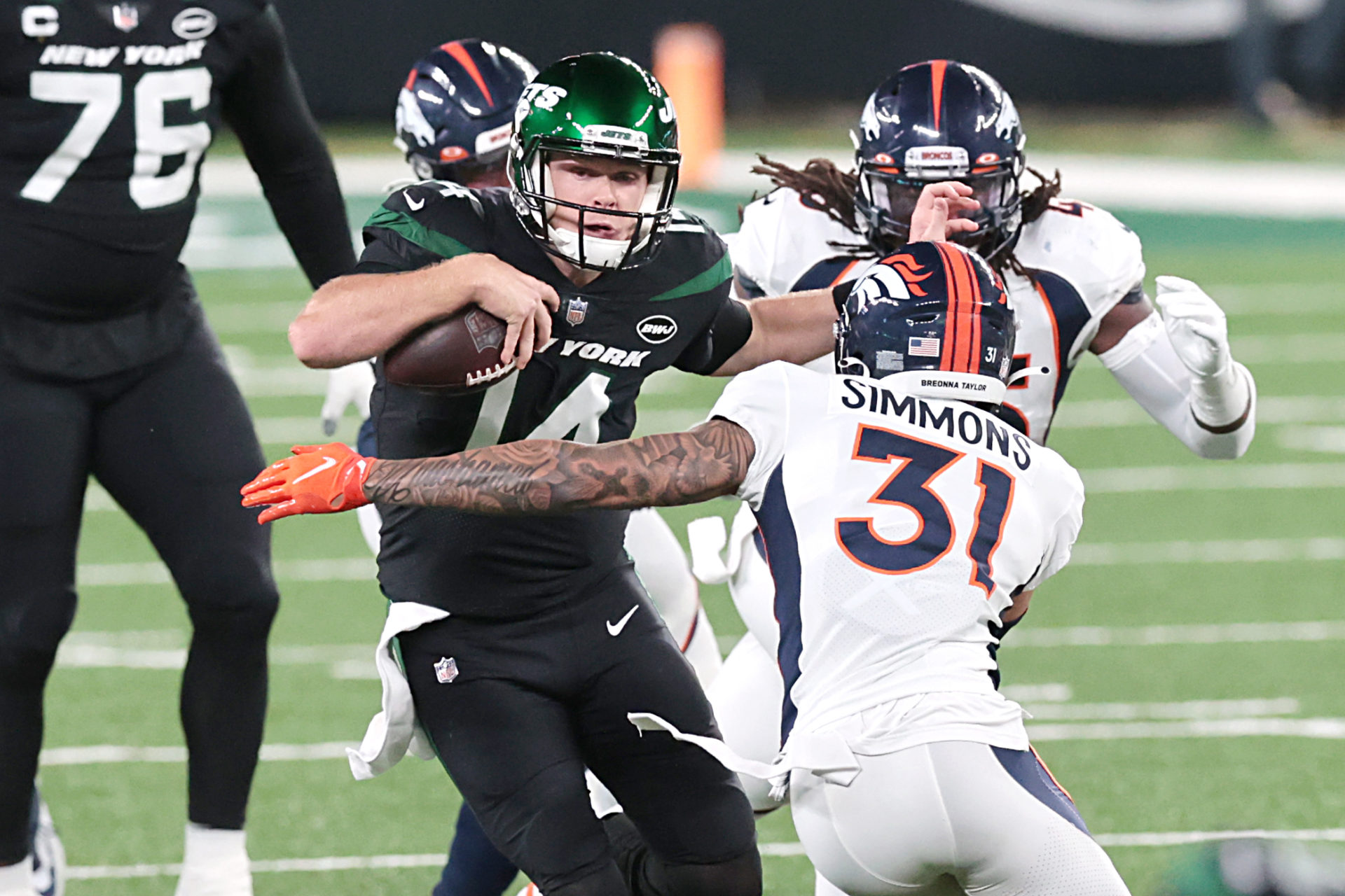 Le quart-arrière des Jets de New York, Sam Darnold, tente de jouer contre les Denver Broncos lors de la quatrième semaine.