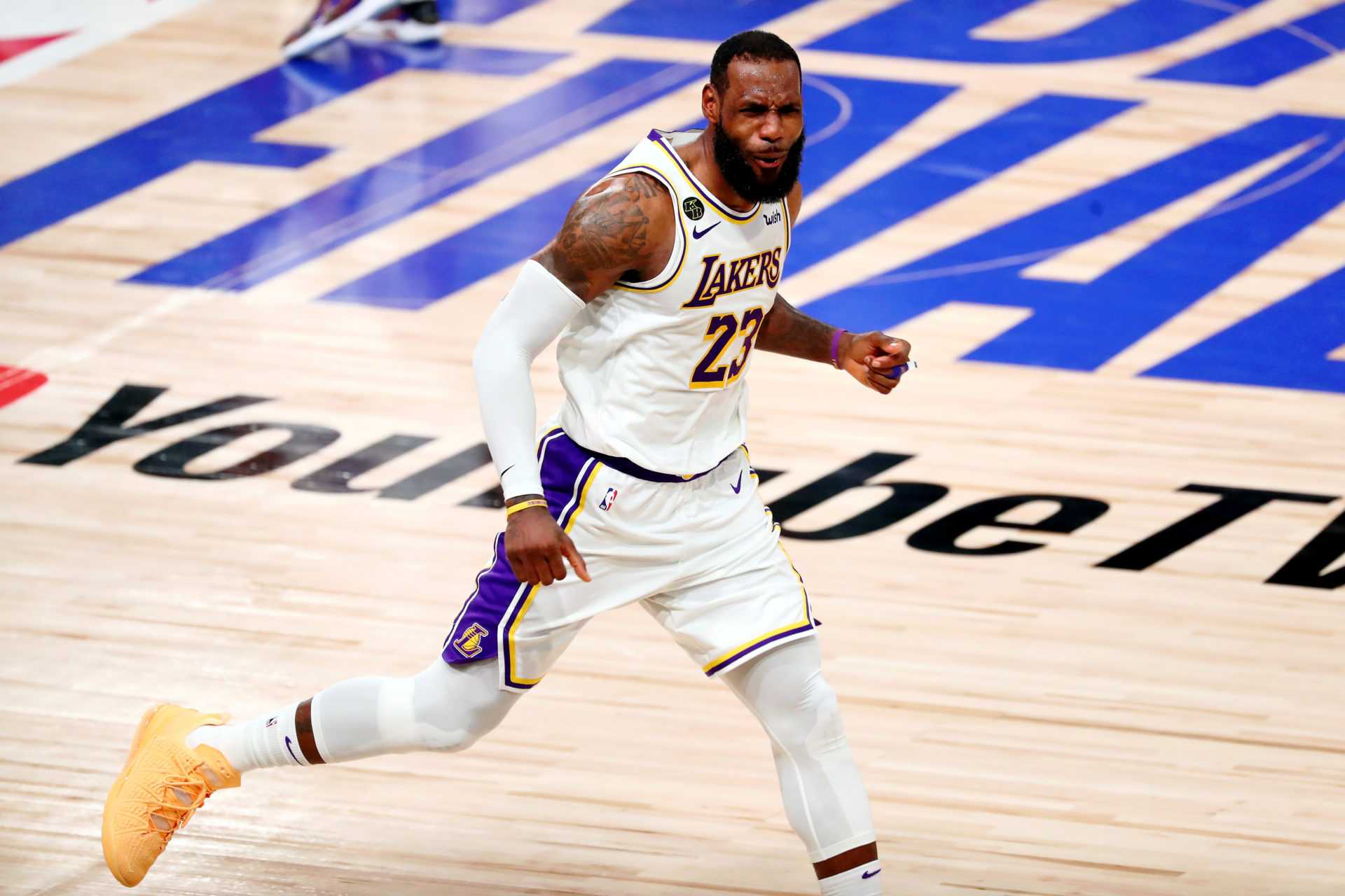 L'attaquant des Lakers LeBron James célèbre la finale de la NBA 2020