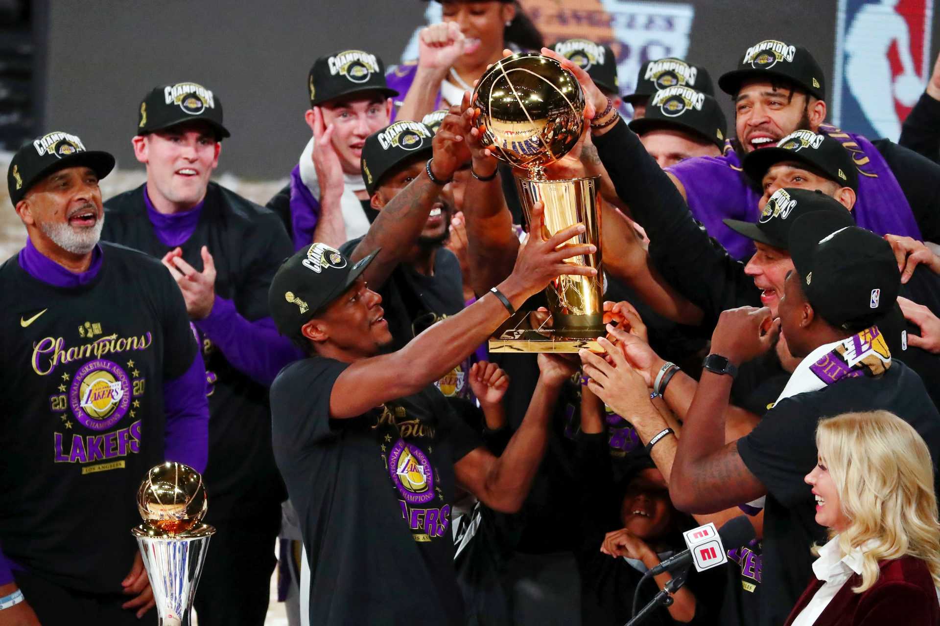 L'entraîneur adjoint des Lakers révèle un appel «unique» avec Drake après la victoire au titre de la NBA