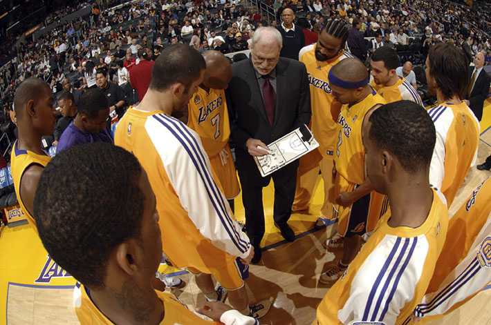 L’entraîneur légendaire de basketball universitaire souligne les offres désespérées faites par les Lakers pour l’attirer en tant qu’entraîneur-chef