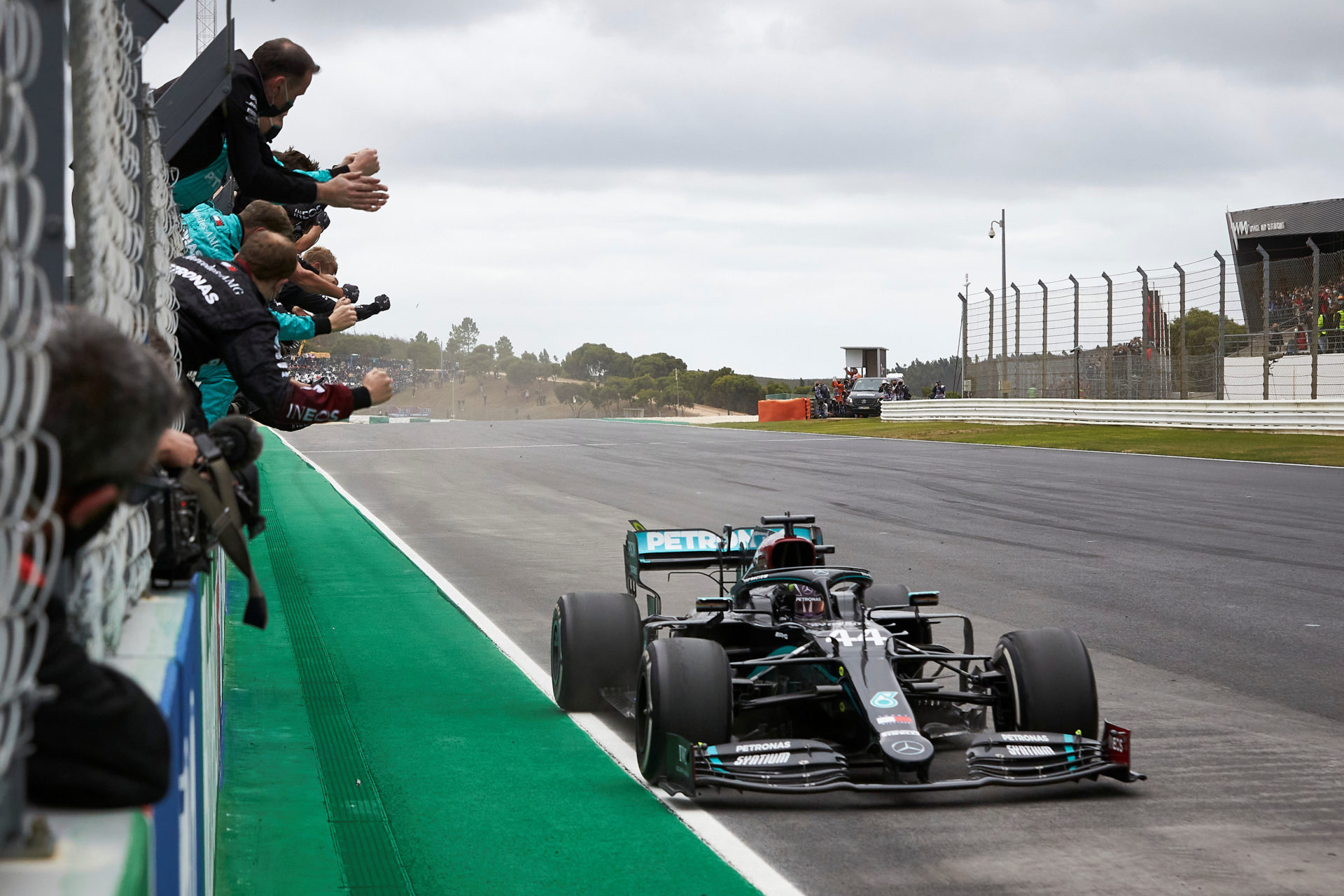 Lewis Hamilton de Mercedes franchit la ligne d'arrivée pour remporter la course au Grand Prix du Portugal 2020