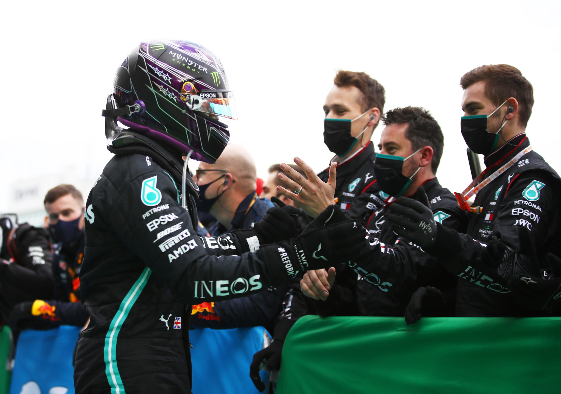 Lewis Hamilton célèbre avec l'équipe après la victoire du GP Eifel