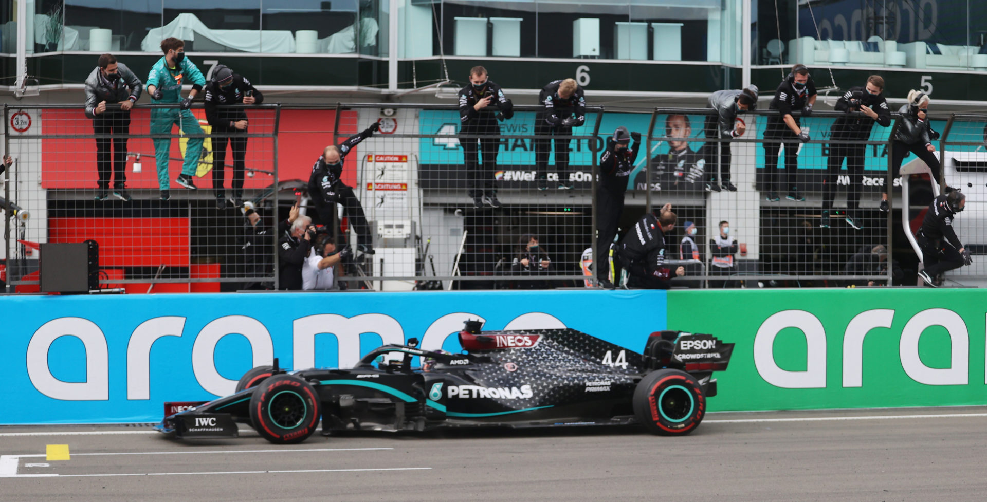 Lewis Hamilton de Mercedes franchit la ligne d'arrivée en P1 au GP de l'Eifel