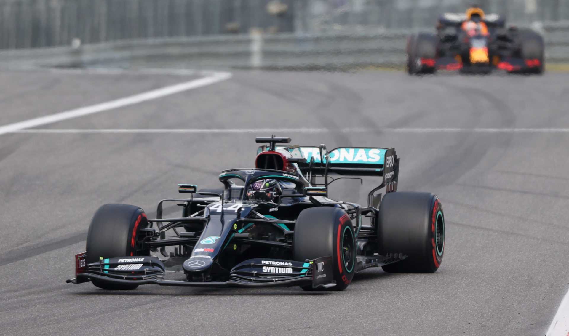 Pilote Mercedes Lewis Hamilton avec Max Verstappen de Red Bull en arrière-plan lors de l'Eifel GP