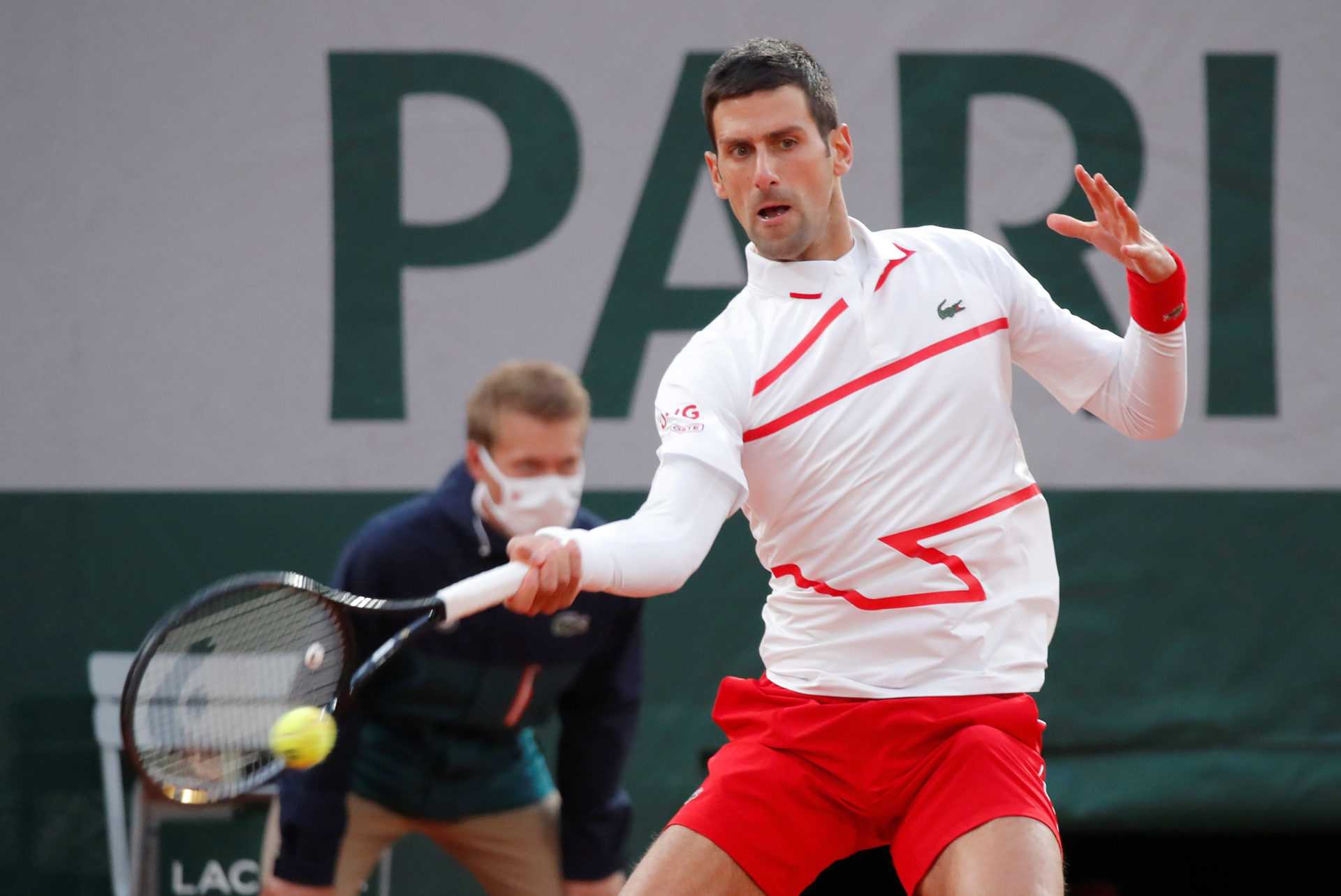 Novak Djokovic en action lors de l'Open de France 2020