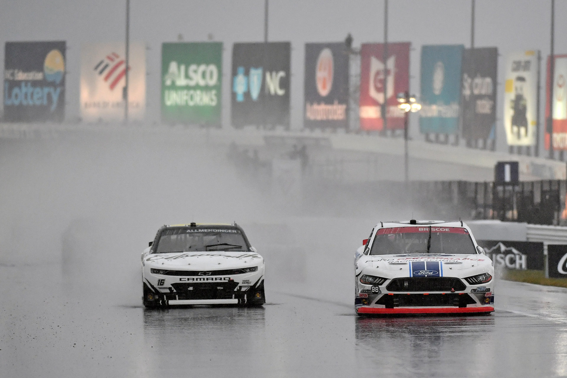 AJ Allmendinger courses sous la pluie dans la course NASCAR Xfinity Series à Charlotte Roval