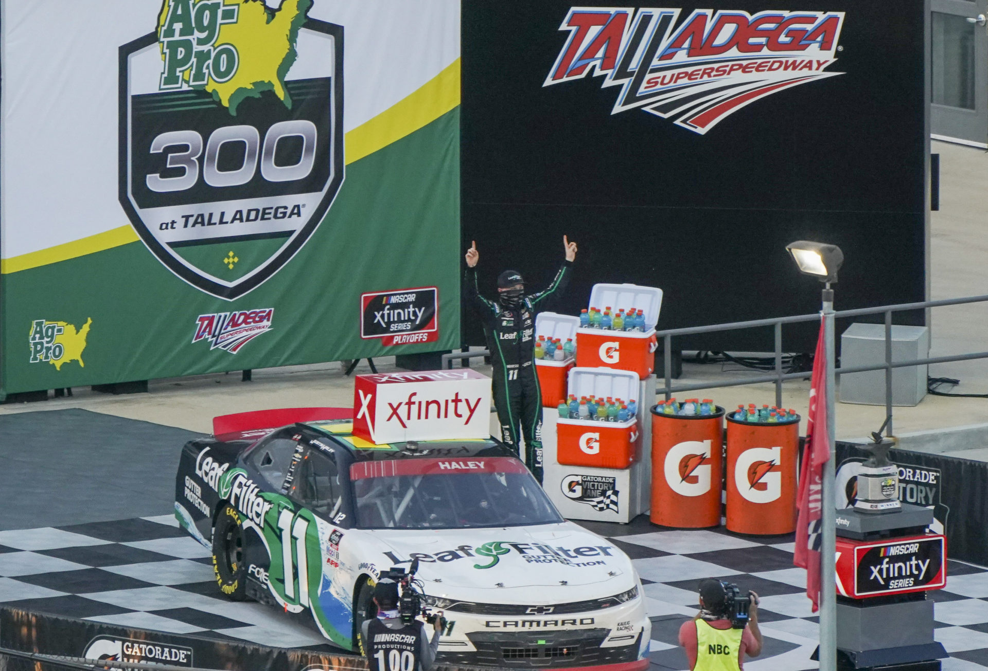 Justin Halley célèbre après sa victoire en NASCAR Xfinity Series à Talladega