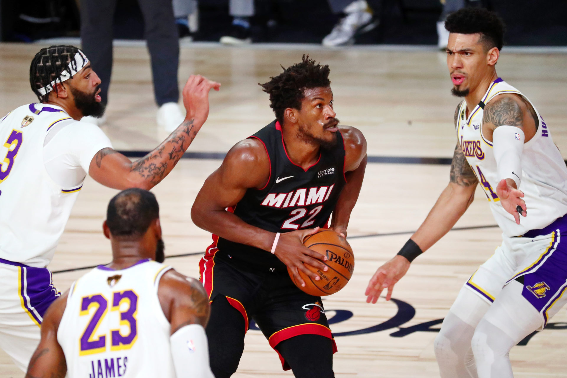 L'attaquant de Miami Heat Jimmy Butler attaque en finale de la NBA 2020