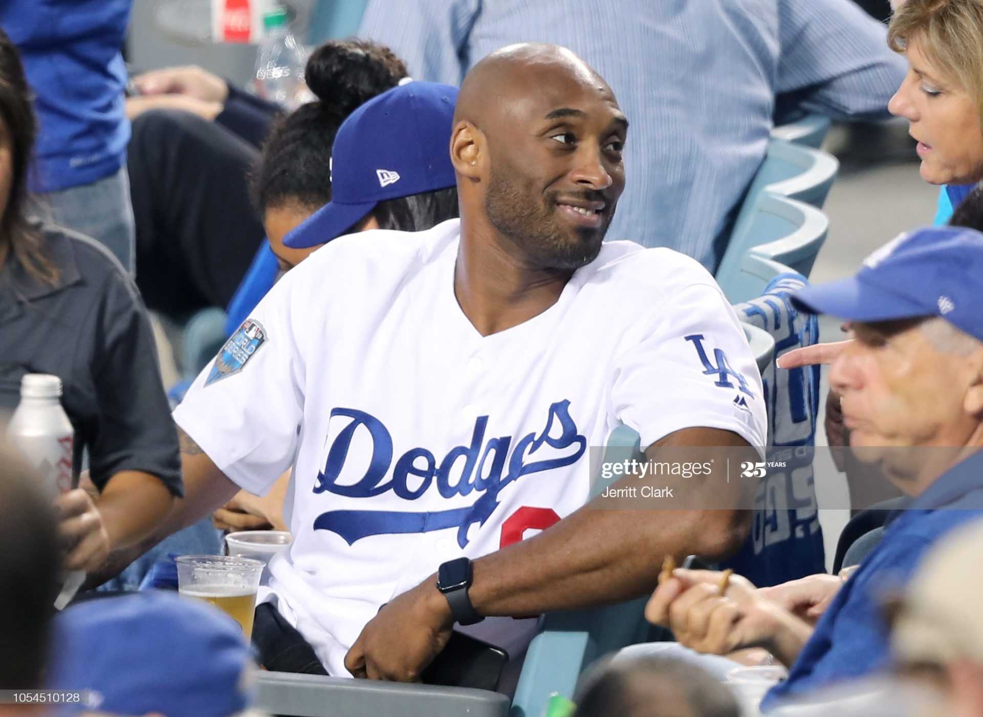 REGARDER: Kobe Bryant des Lakers Pitching pour les LA Dodgers dans cette vidéo de retour