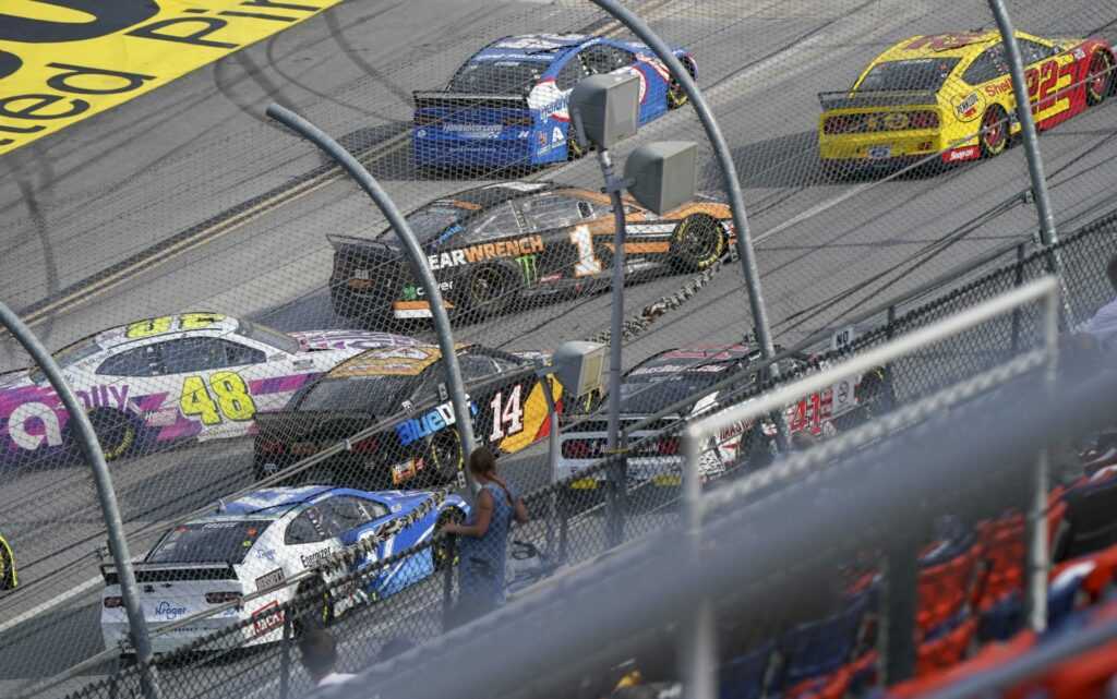 REGARDER: Kurt Busch s’envole dans une épave horrible à plusieurs voitures lors de la course NASCAR Cup Series à Talladega