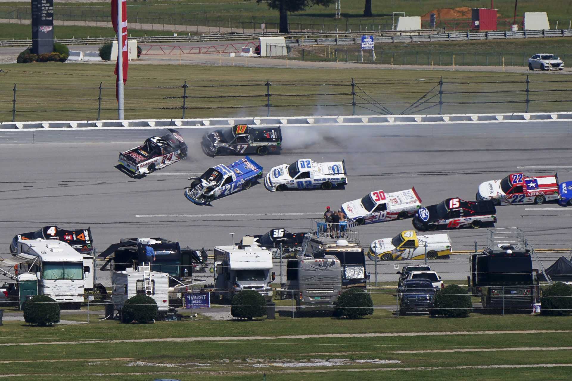 REGARDER: La voiture des candidats aux éliminatoires prend feu lors de la course NASCAR Truck Series au Kansas