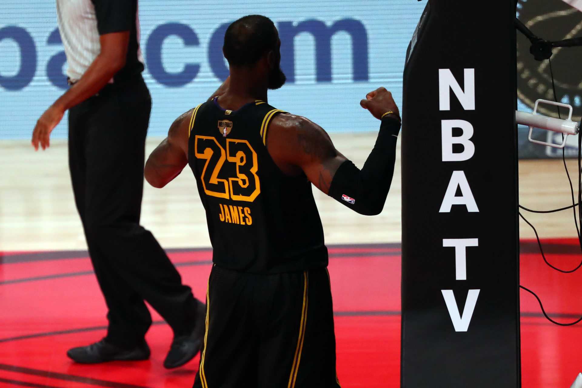 L'attaquant des Los Angeles Lakers LeBron James célèbre son tir lors des finales NBA 2020