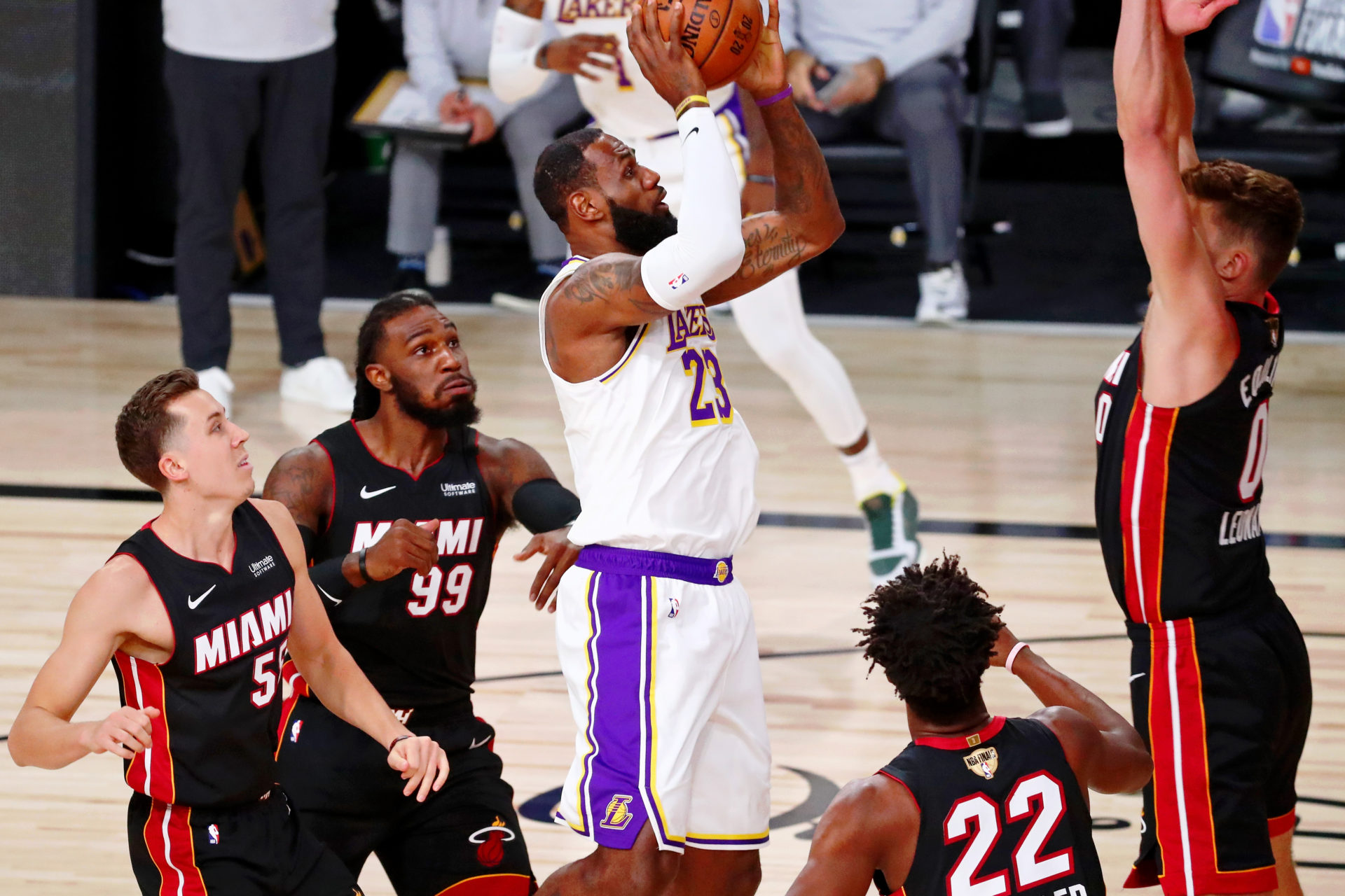 L'attaquant des Los Angeles Lakers LeBron James contre le centre de Miami Heat Meyers Leonard 