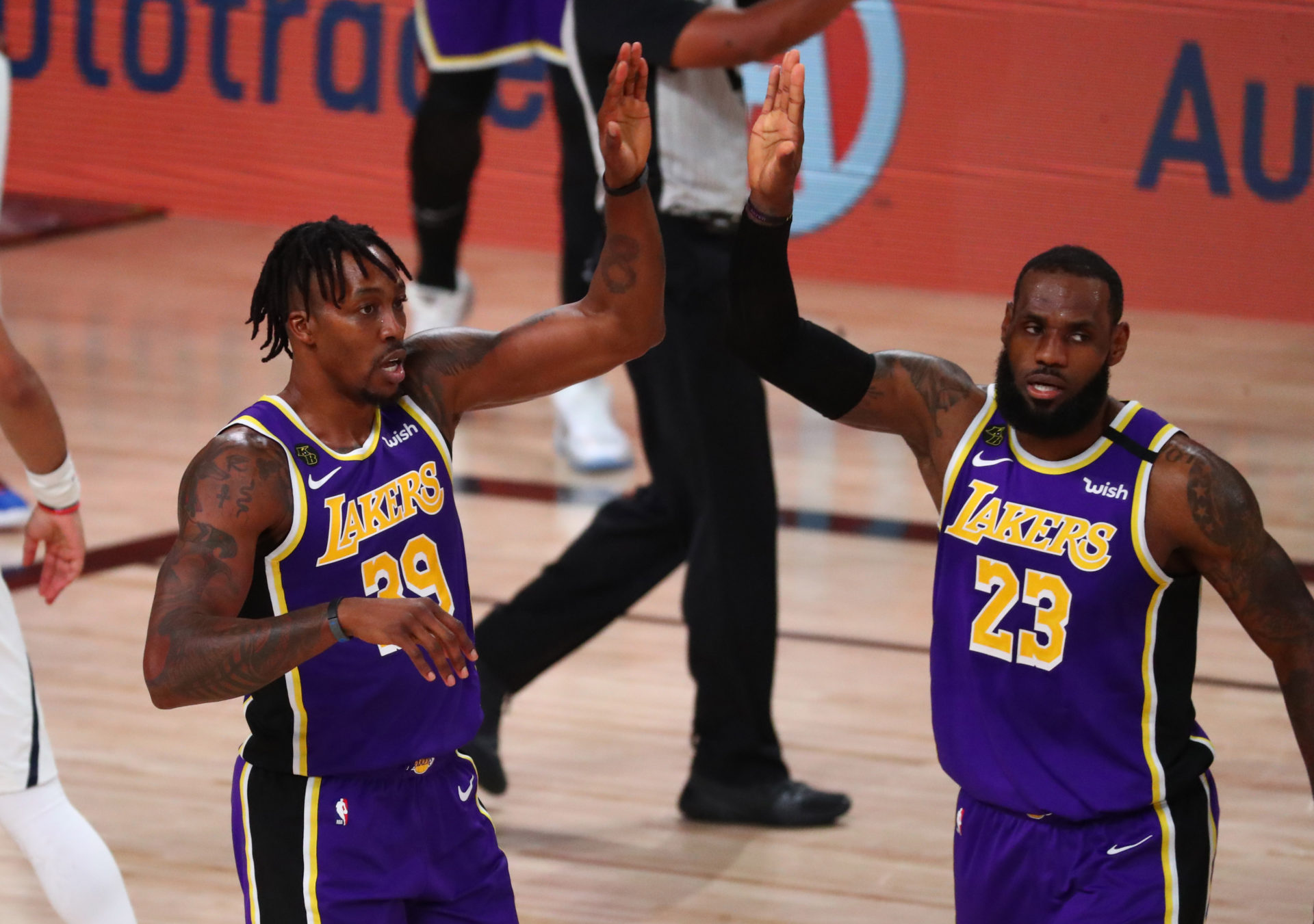 Dwight Howard et LeBron James célèbrent lors des finales Lakers vs Heat