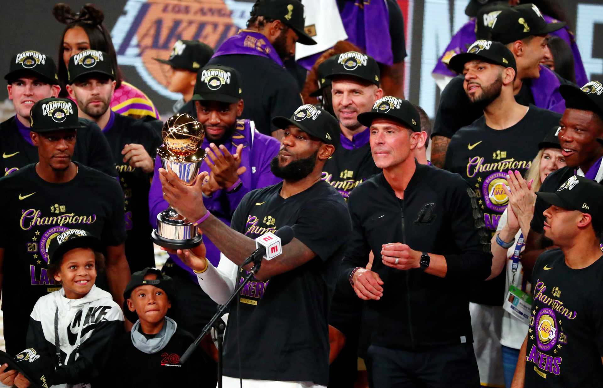 LeBron James des Los Angeles Lakers pose avec le trophée MVP de la finale après être devenu champion de la NBA 2020