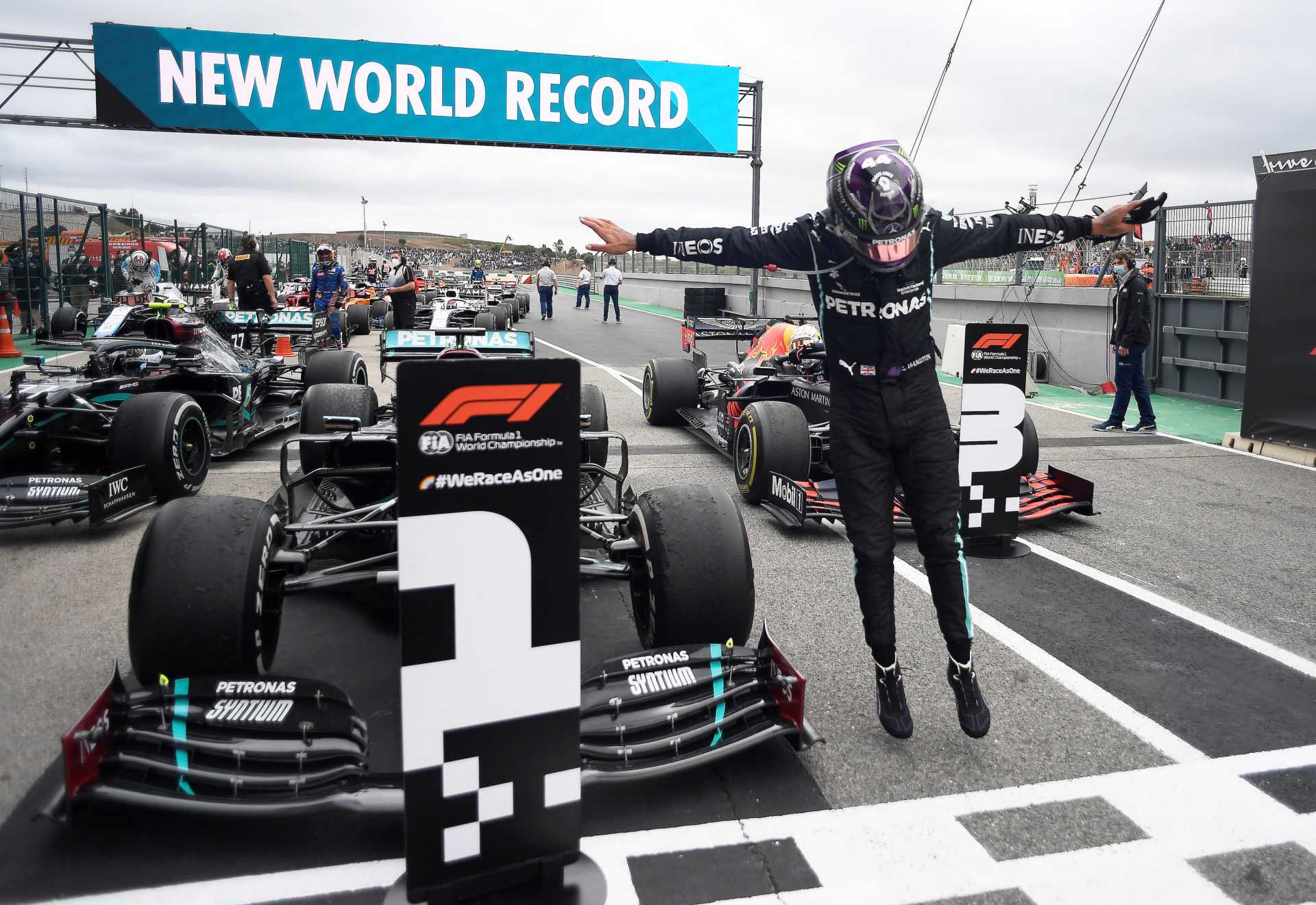REGARDER: Lewis Hamilton célèbre son jalon sensationnel en F1 avec Roscoe