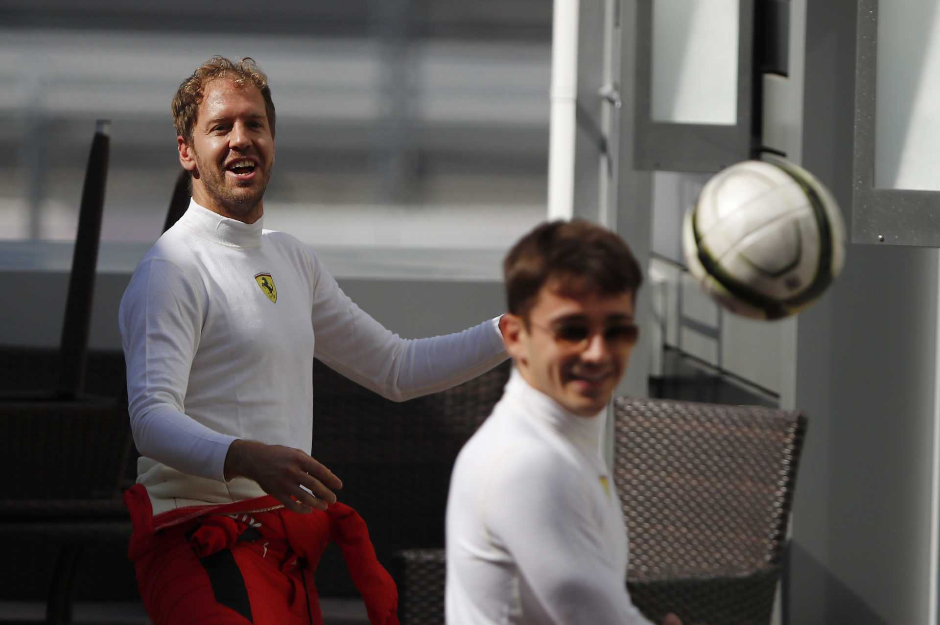 Sebastian Vettel de Ferrari et Charles Leclerc de Ferrari jouent au football avant la course.
